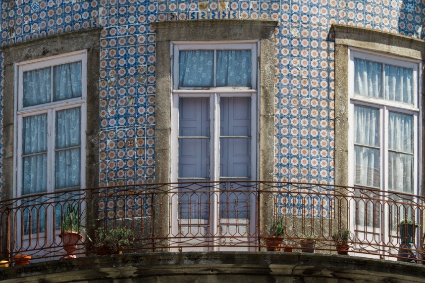 Zoom sur une façade en azulejos
